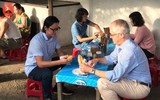 Thủ tướng Úc thưởng thức bánh mì vỉa hè Đà thành